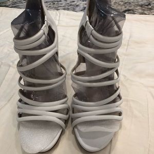 NWOT VINCE CAMUTO 71/2 back zip sandal